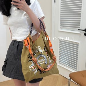 O1CN015CcdQd2JR2dfMSMnl_2216634859417-0-cib 网红同款夏季日系Ball Chain刺绣购物袋女时尚小众大容量单肩包潮
