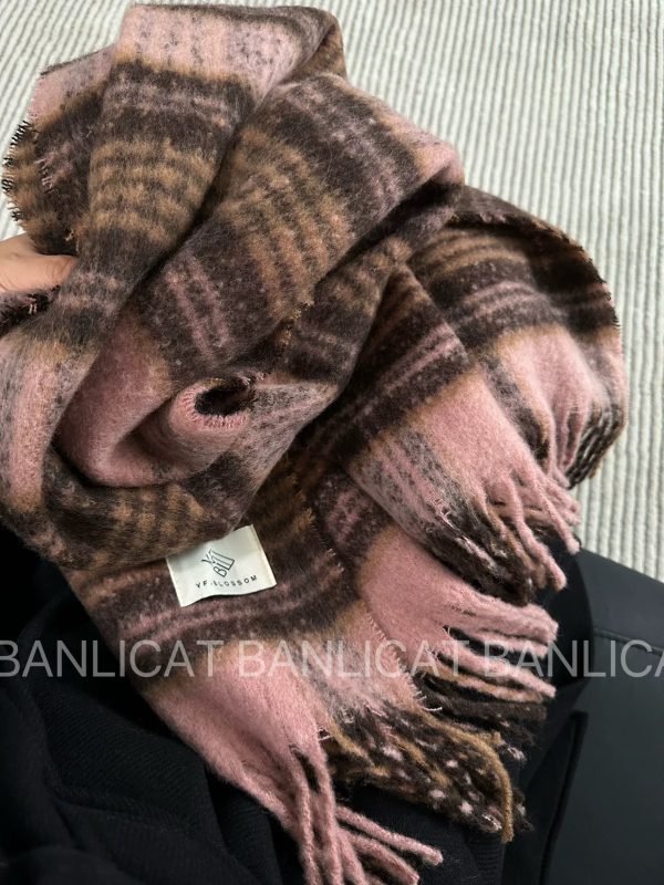 新款美拉德仿羊绒格子围巾女秋冬季加厚保暖披肩两用纯色学生围脖