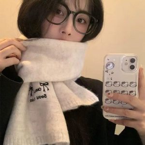 韩版刺绣蝴蝶结百搭针织围巾女秋冬季纯色软糯保暖加厚学生围脖潮