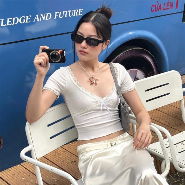 欧美跨境2023夏季时尚潮流女装新款短袖V领蕾丝边修身露脐百搭T恤