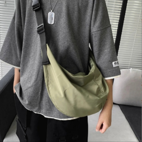 单肩包新款街头潮流大容量背包日系简约饺子包时尚潮流男女斜挎包