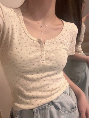 O1CN01gk9Z0b2KGnLd2j0XG_2212073399530-0-cib u领碎花短袖正肩短款上衣女夏季2023年新款修身设计感小众百搭t恤