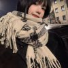 新款美拉德仿羊绒格子围巾女秋冬季加厚保暖披肩两用纯色学生围脖
