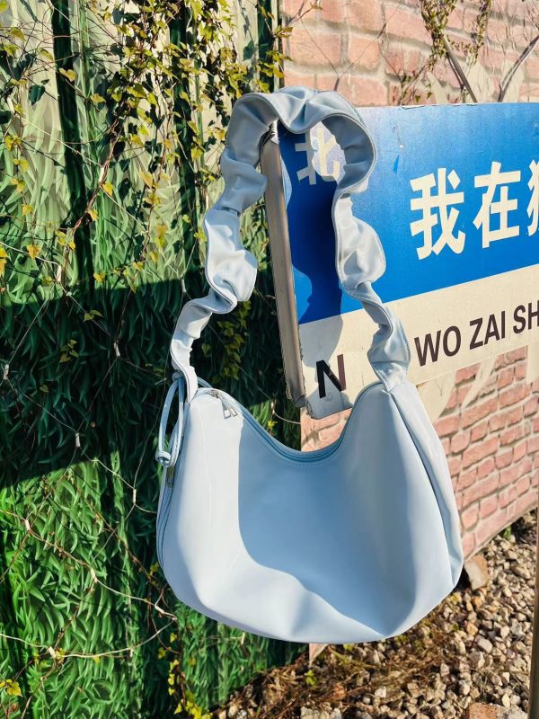 韩版小众褶皱云朵包百搭气质简约通勤饺子包新款女生大容量斜挎包